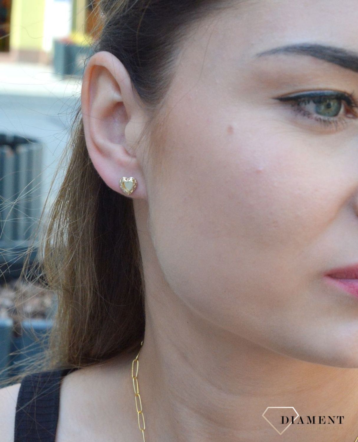 Złote kolczyki 333 serca ażurowe KL 9471 333 Minimalistyczna biżuteria zapinana na wygodne zapięcie na sztyft, doda subtelnego blasku stworzonej stylizacji. Tego typu kolczyki, pięknie się będą prezentowały same lub w zestawie.jpg